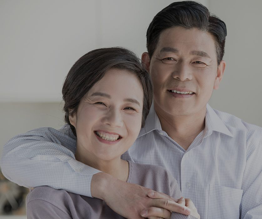 편안하게 치료받는 부부